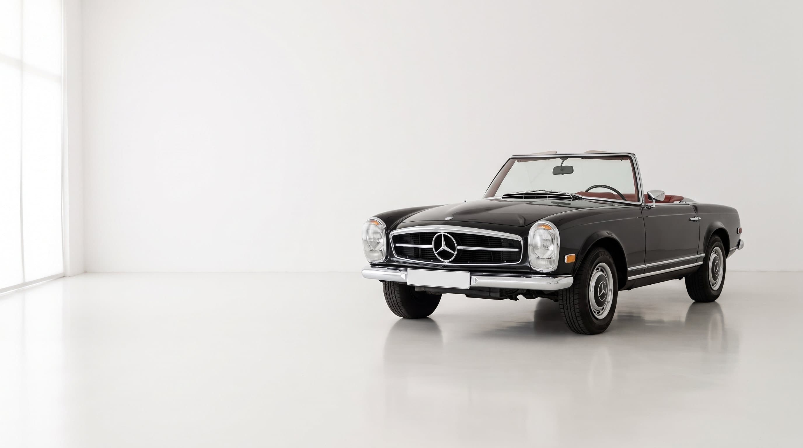 Ein Mercedes-Benz 280 SL Pagode in einem weißen Showroom